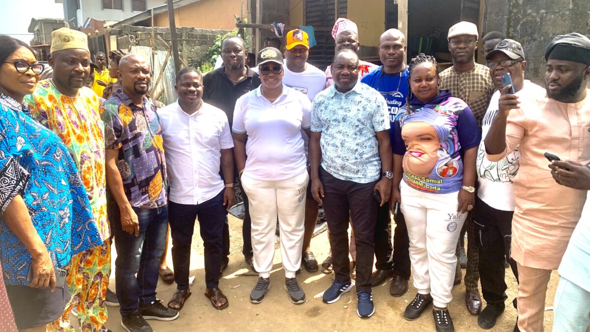 Kokun, Kolaq Alagbo, Omotosho, Others Join Mayoress To Distribute Palliatives In Ikosi-Isheri